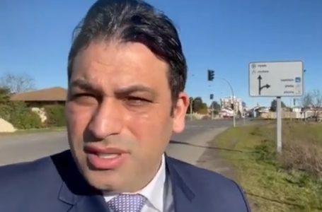 Anche il semaforo ‘tromba’ l’Amministrazione. Munib Ashfaq di nuovo in via Crivelli: “Si è girato di nuovo…” (VIDEO)